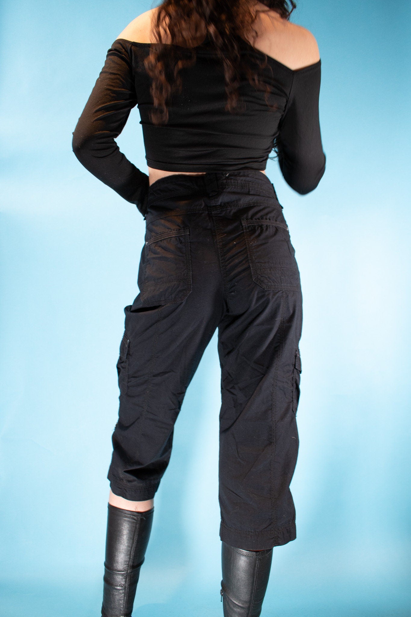 Vintage Y2K 3/4 Size M Length Cargo Pants in Black.
