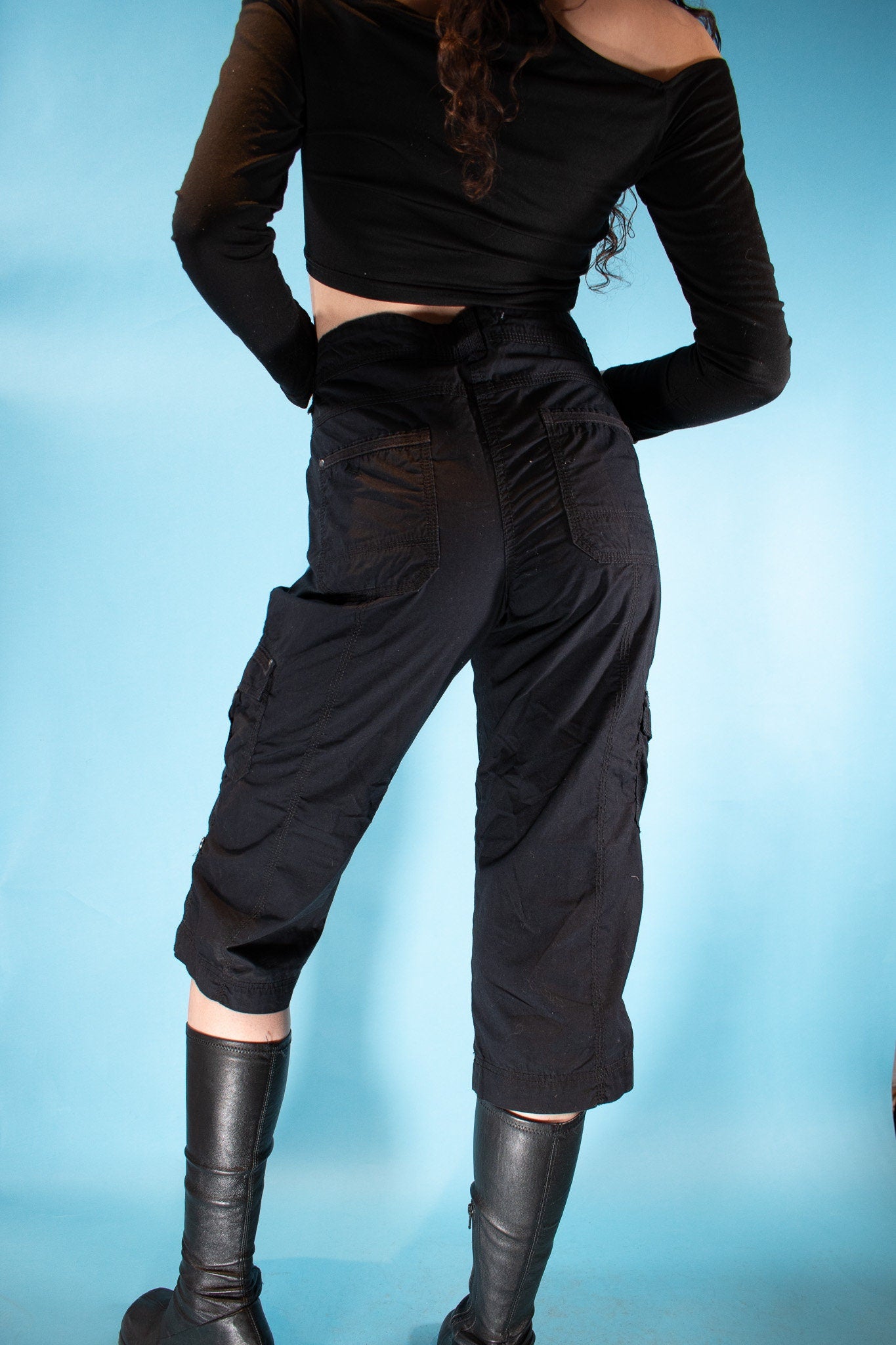 Vintage Y2K 3/4 Size M Length Cargo Pants in Black.