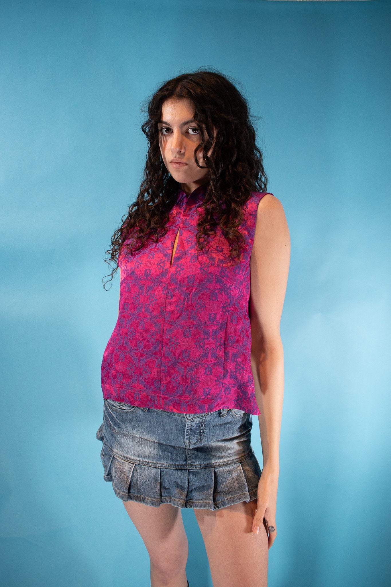 Vintage Y2K Size S/M Brocade Mandarin Sleeveless Top in Pink and Purple.