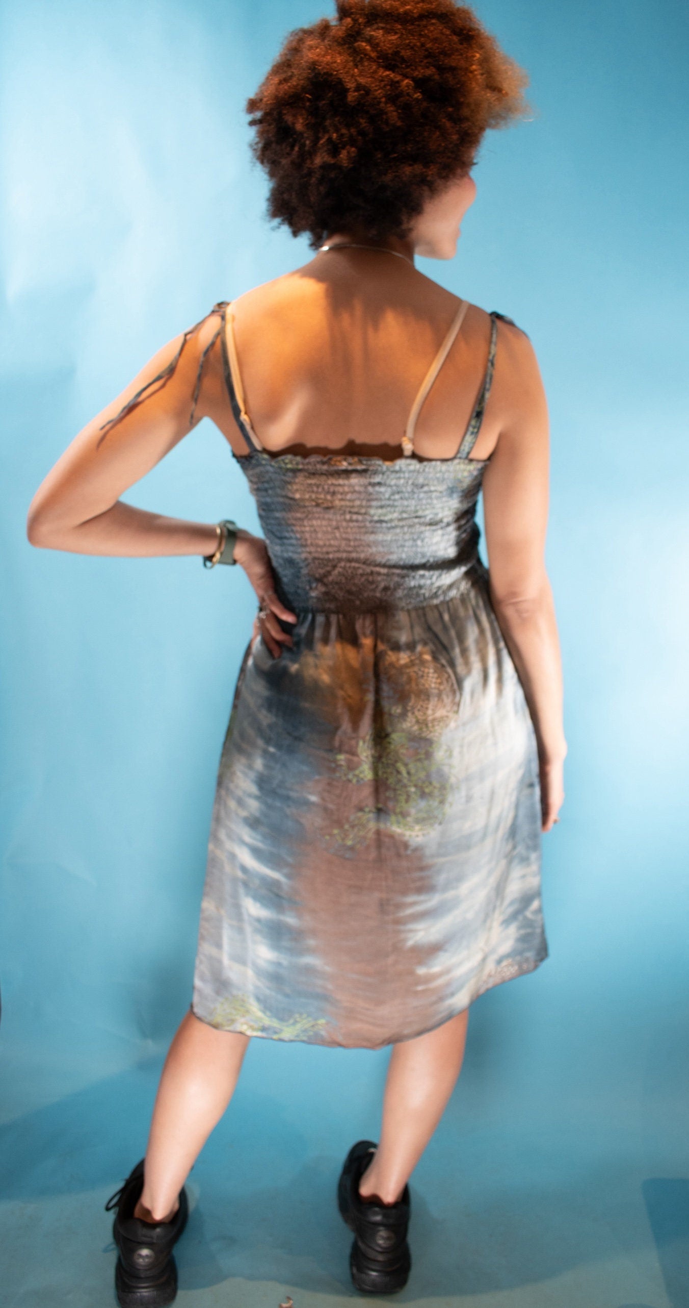Vintage Y2K Size M/L Abstract Print Shirred Midi Dress in Blue & Brown.