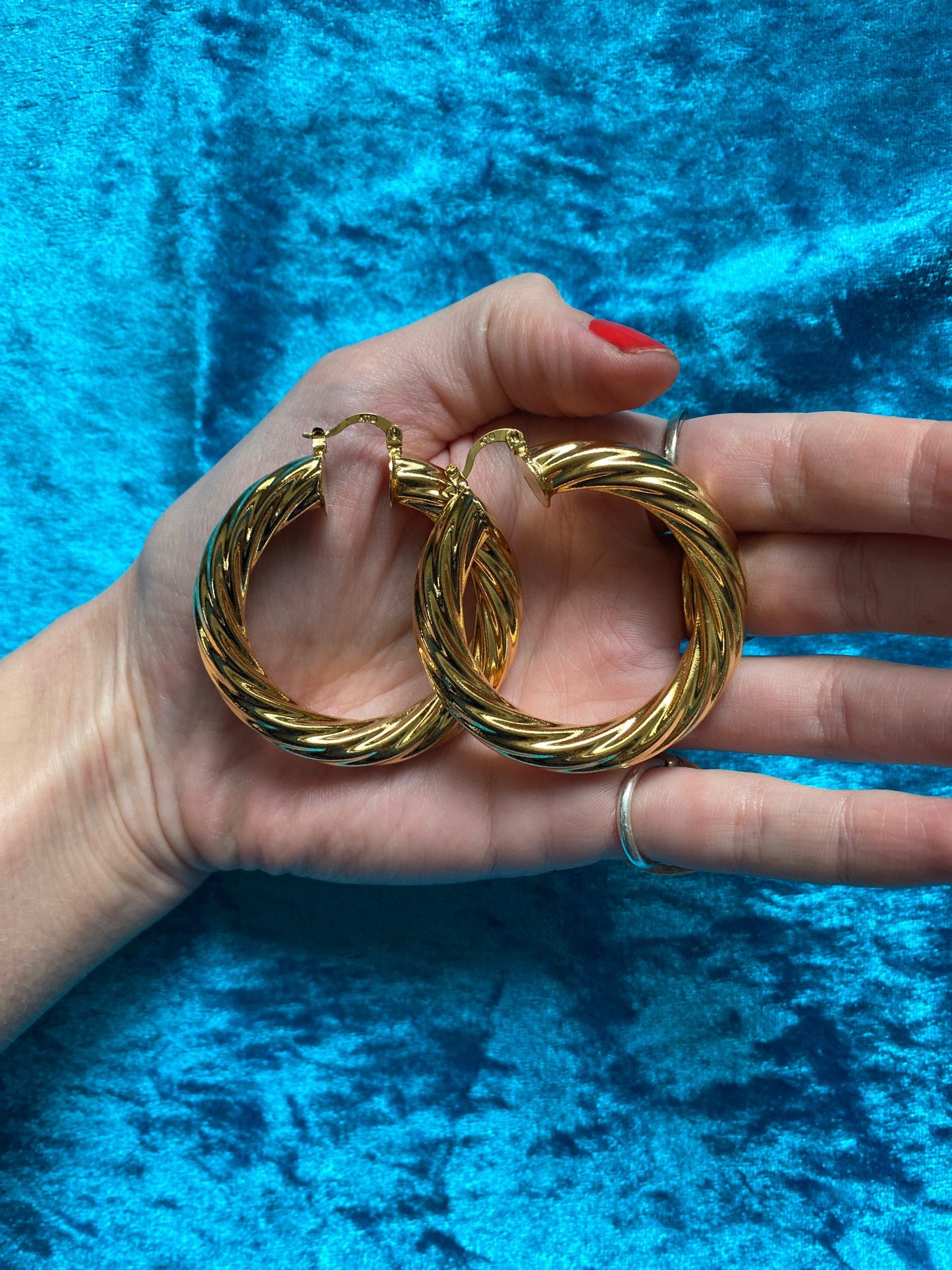 Gold hoop twisted earrings