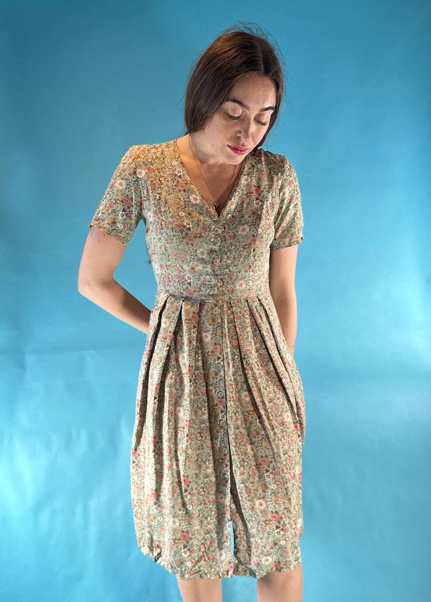 Vintage 1950s Pastel Ditsy Floral Printed Short Sleeve V Neck Pleated Midi Tea Dress with Tie Back Detail.