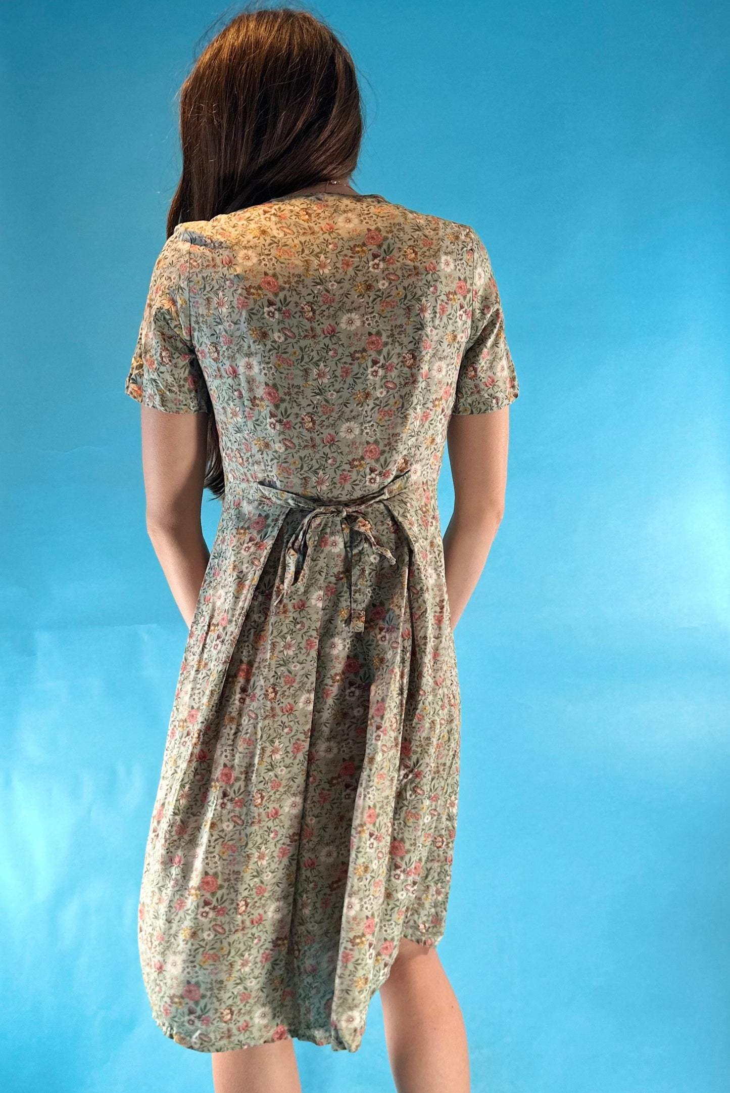 Vintage 1950s Pastel Ditsy Floral Printed Short Sleeve V Neck Pleated Midi Tea Dress with Tie Back Detail.