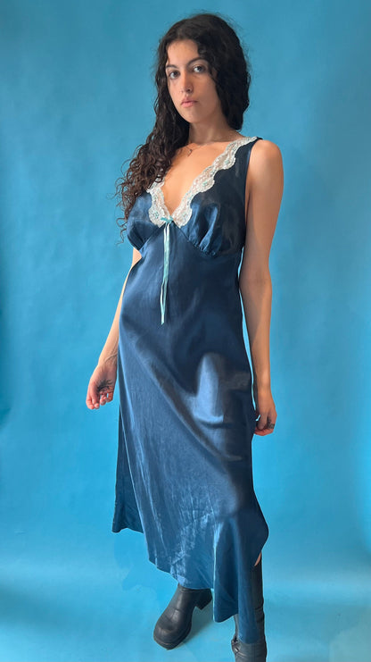 Vintage 1970s Size L Lace Trimmed Nightgown in Blue Satin.