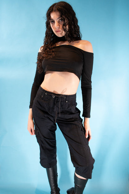 Vintage Y2K 3/4 Size M Length Cargo Pants in Black.