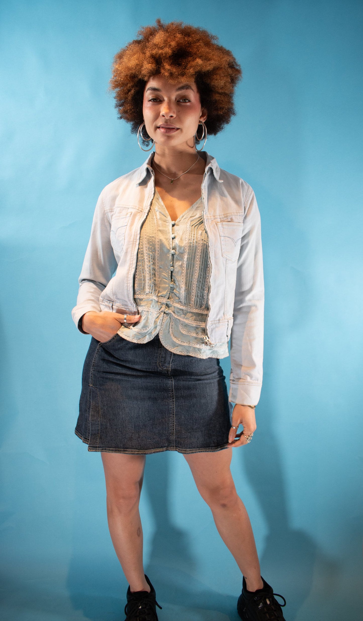 Vintage Y2K S Zip Up Cropped Denim Jacket in Light Wash Blue.