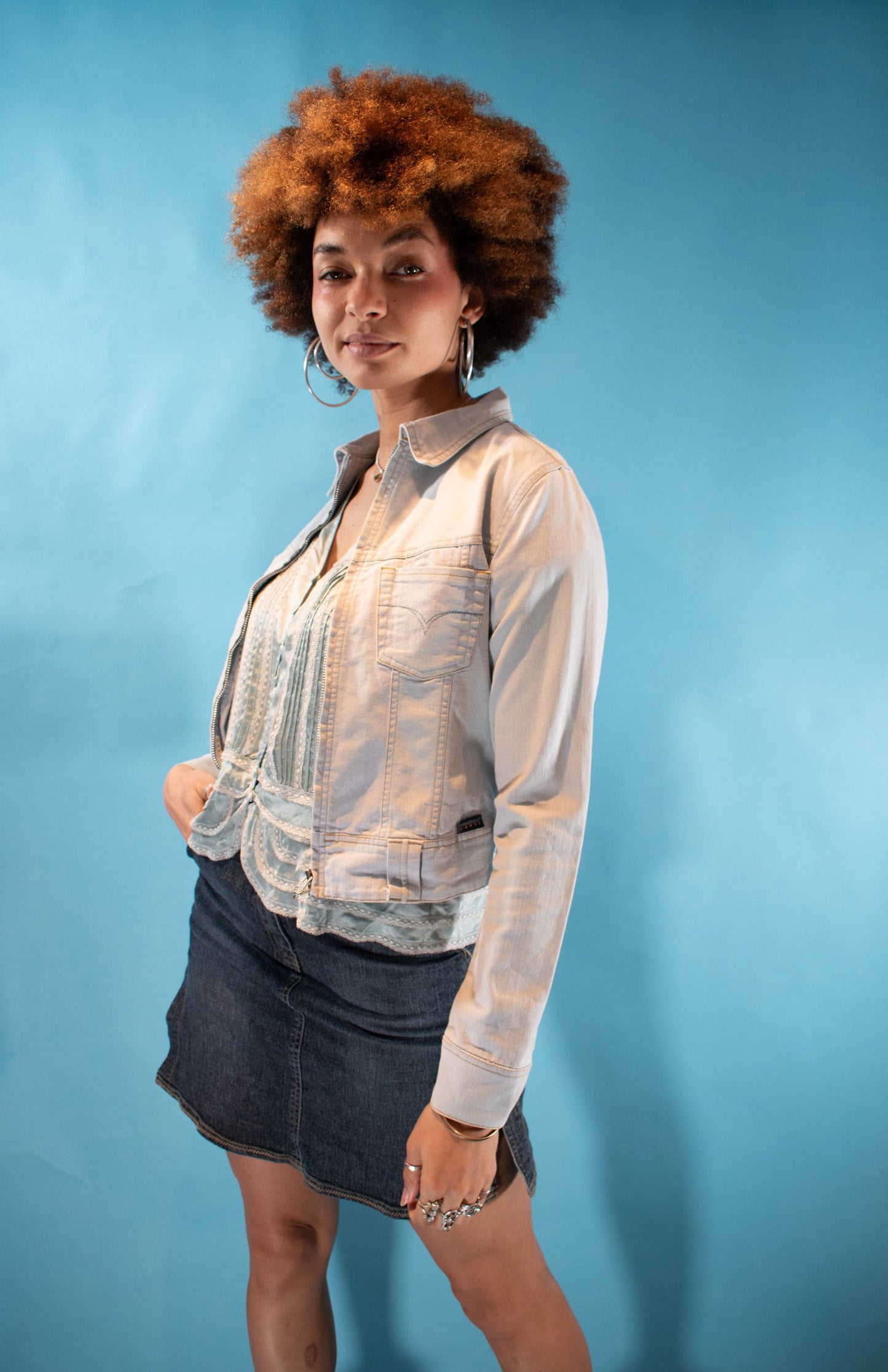 Vintage Y2K S Zip Up Cropped Denim Jacket in Light Wash Blue.
